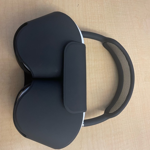 AirPod maxes - Picture 2 of 5